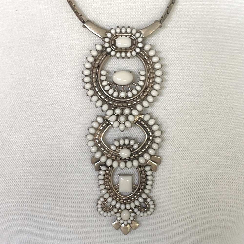 Stella & Dot Havana Pendant. Fully adjustable beaded necklace gold-tone & cream